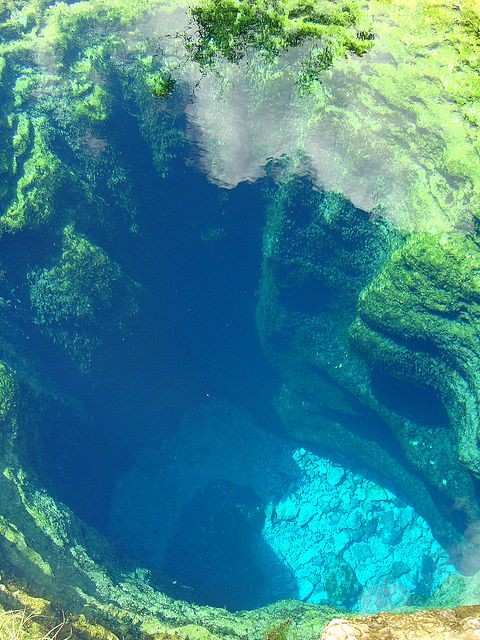 The mouth of the spring is four meters wide, with the depth of the water at approximately ten meters